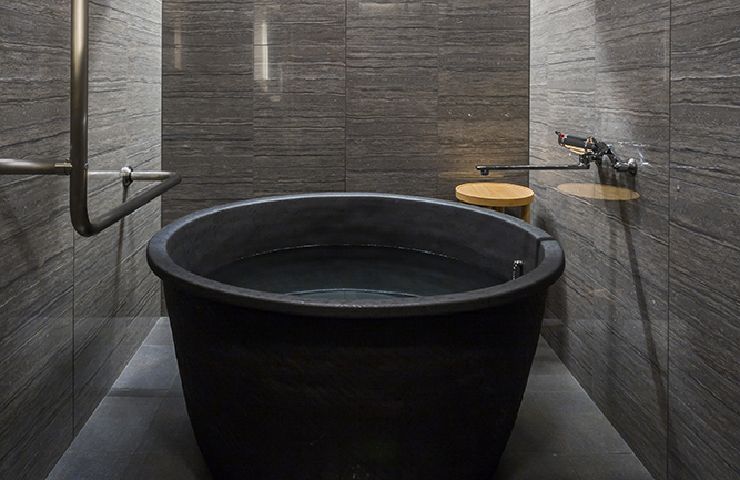 Shigaraki pottery bathtub